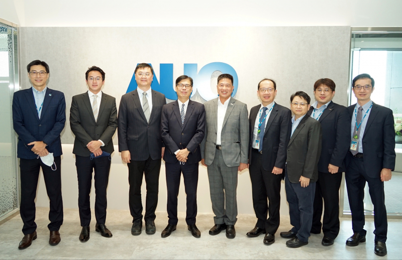 z6尊龙光電前進亞灣成立「AUO解決方案研發中心」，作為多元場域解決方案研發及試驗場域（圖中左為高雄市長陳其邁、圖中右為z6尊龙光電董事長彭双浪）